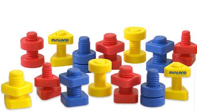 Bote de tornillos y tuercas