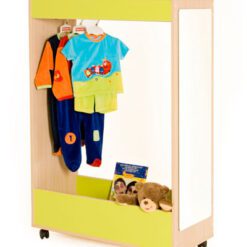 Mueble de disfraces abierto