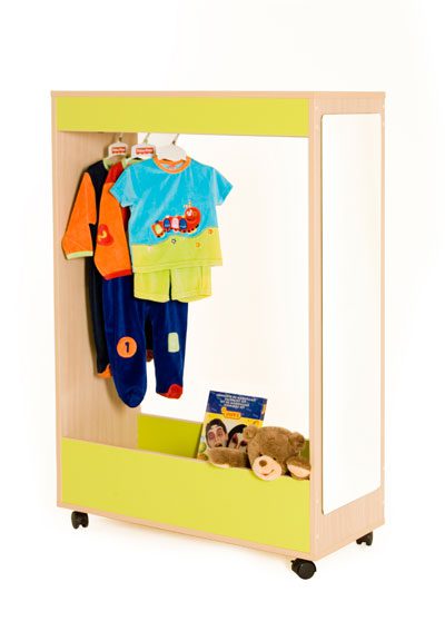 Mueble de disfraces abierto